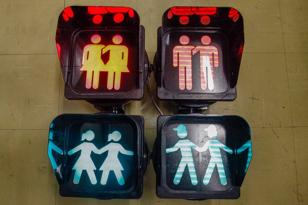 Semáforos para pedestres da Avenida Paulista ganham casais homoafetivos