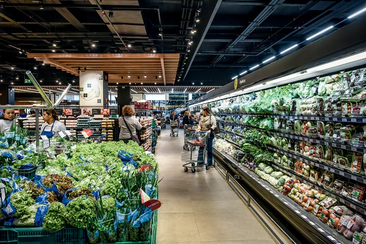 Supermercado: valor da cesta básica apresentou alta e salário mínimo precisaria ser quatro vezes maior para suprir as necessidades de um família (Germano Lüders/Exame)