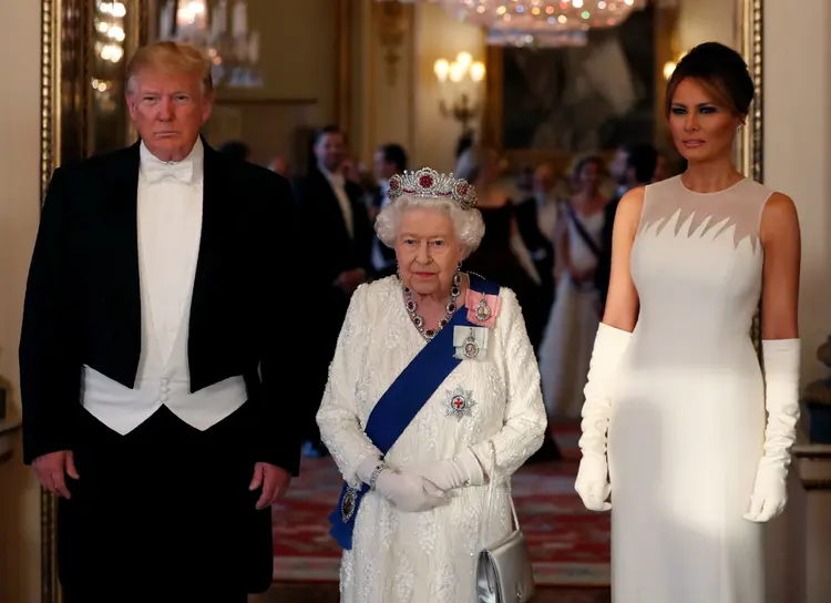 TRUMP E RAINHA ELIZABETH: presidente dos Estados Unidos e sua esposa, Melania Trump, foram convidado para jantar no palácio de Buckingham, em Londres, pela rainha britânica / Alastair Grant/Pool via REUTERS