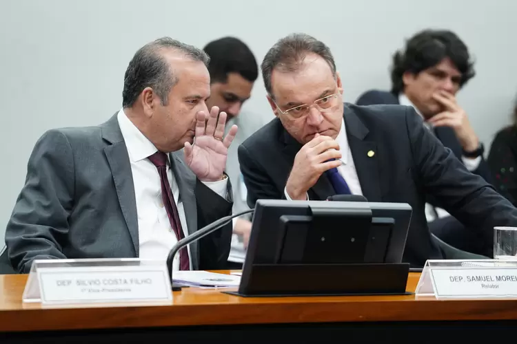Samuel Moreira e Rogério Marinho: secretário da Previdência compareceu a debate na comissão (Pablo Valadares/Agência Câmara)