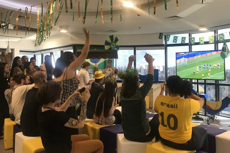 Funcionários da Merck em São Paulo torcem para a seleção brasileira feminina durante jogo da Copa do Mundo (Assessoria/Divulgação)