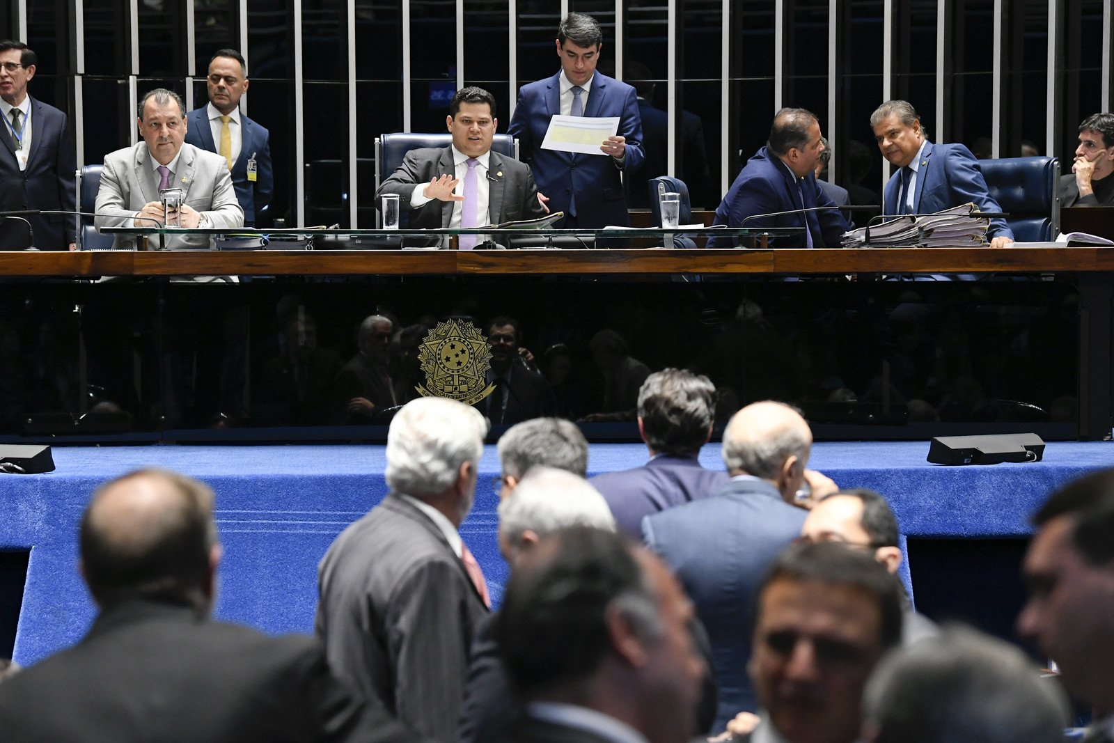 Abuso de autoridade entra na pauta sob pressão, mas acaba adiado no Senado