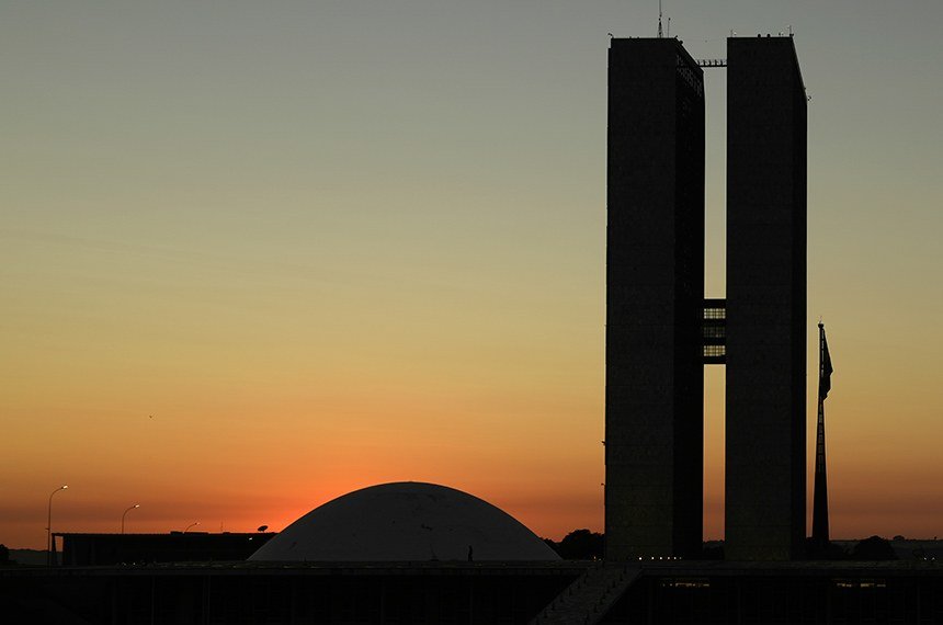 Bolsonaro envia ao Congresso projeto de equilíbrio fiscal para estados