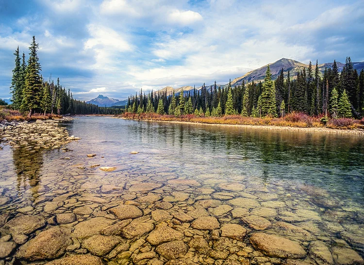 Rio selvagem e floresta canadense: assim como o Canadá, o Brasil pode usar seu patrimônio natural e humano para exportar tecnologias limpas | Pierre Longnus/GETTY IMAGES