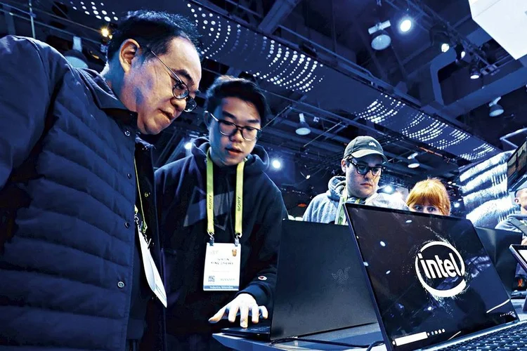 Estande da Intel na feira CES 2019, em Las Vegas: a empresa lidera um movimento pela renovação dos notebooks | Steve Marcus/Reuters