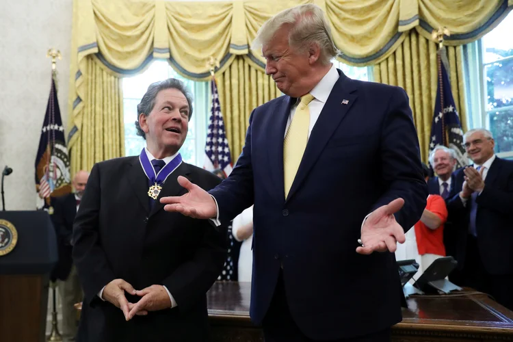 ARTHUR LAFFER E DONALD TRUMP: economista defensor de cortes de impostos recebeu a Medalha Presidencial da Liberdade no dia 19 de junho na Casa Branca / REUTERS/Jonathan Ernst