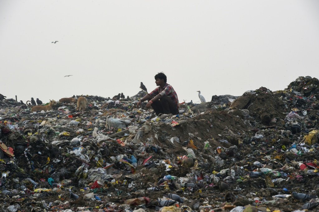 Montanha de lixo na Índia quase ultrapassa altura do Taj Mahal