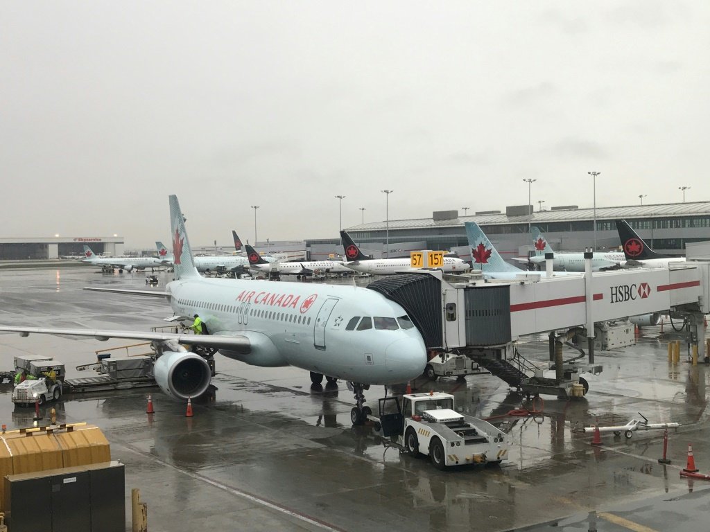 Mulher dorme durante voo da Air Canada e é esquecida dentro do avião