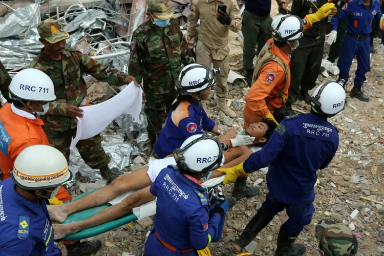Camboja: dois homens foram retirados dos destroços nesta segunda-feira (AFP/AFP)