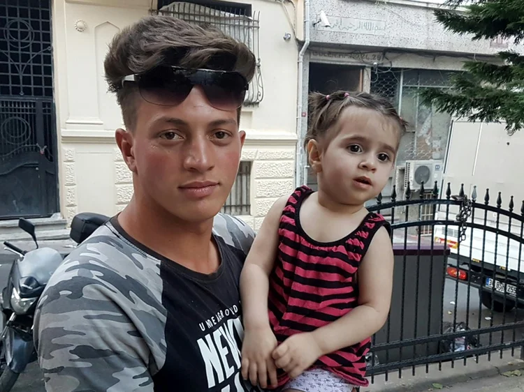 Feuzi Zaabat e Doha Muhammad: jovem salvou criança que caiu de um prédio em Istambul, na Turquia (AFP/AFP)
