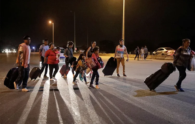 Refugiados venezuelanos cruzam fronteira com o Peru: crise fez milhões de pessoas deixarem o país (Guadalupe Pardo/Reuters)