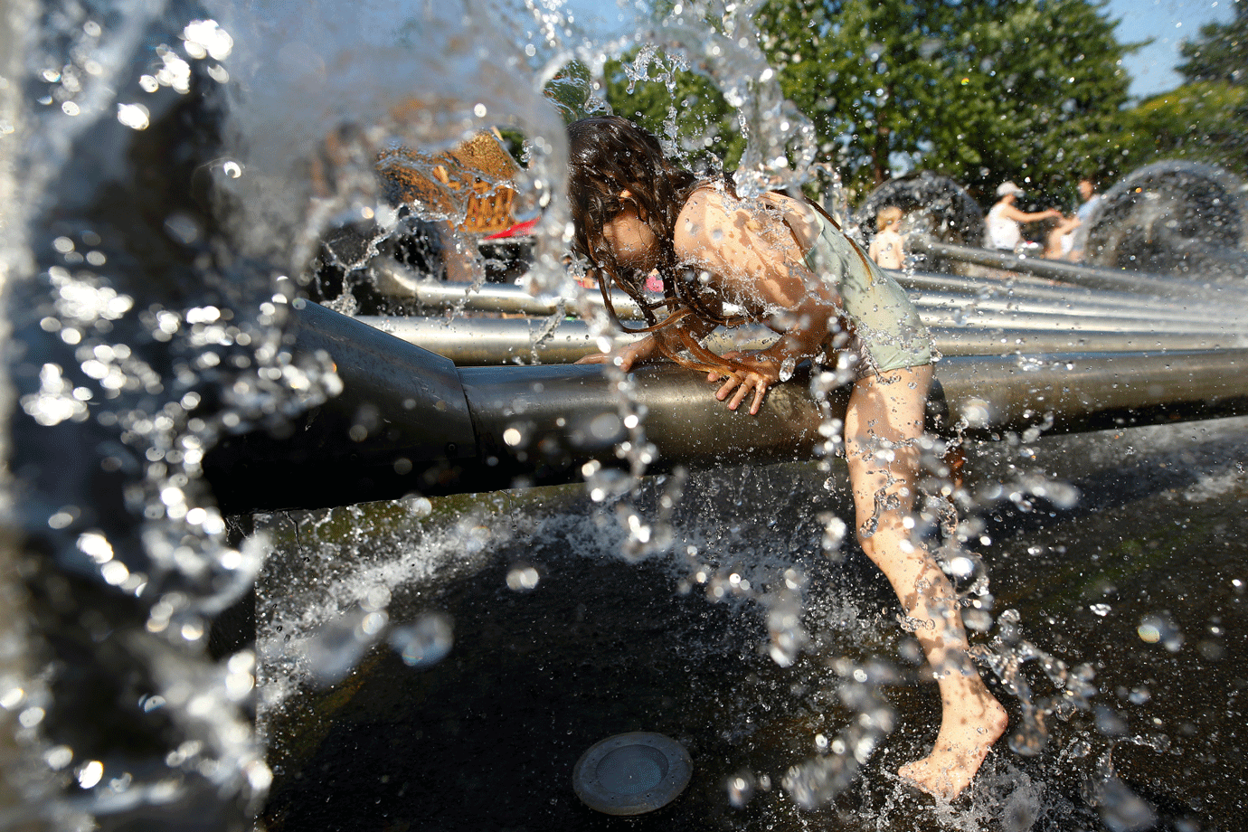 Europeus enfrentam onda de calor em verão com termômetros acima dos 40º