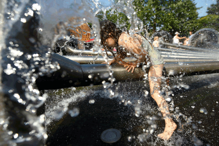 Verão europeu: criança brinca em fonte em meio a altas temperaturas da Europa (Thilo Schmuelgen/Reuters)
