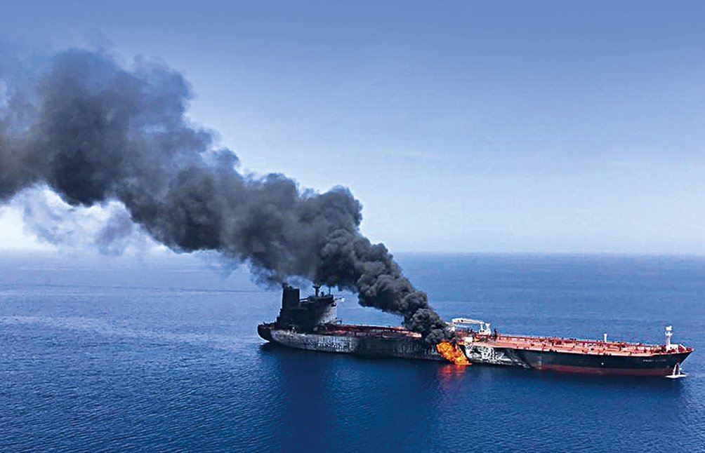 Petroleiro incendiado no Estreito de Ormuz: a crise entre o Irã e os Estados Unidos ameaça uma das principais rotas do comércio mundial de petróleo | ISNA/AP Photo/Glow Images