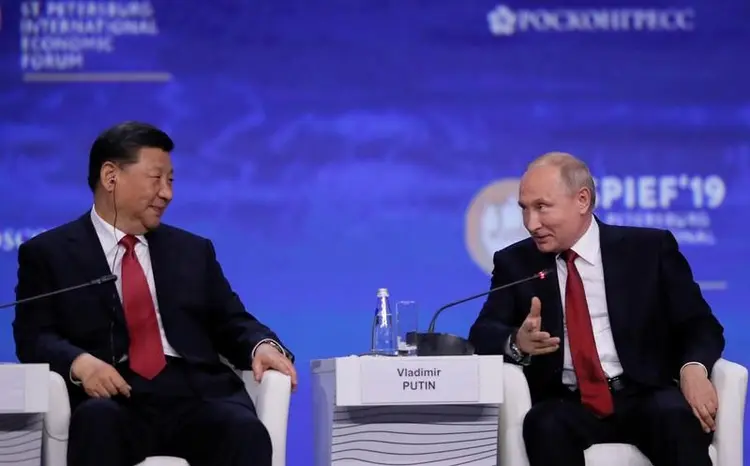 Xi Jinping e Vladimir Putin: presidente da China recebeu presente de colega russo (Maxim Shemetov/Reuters)