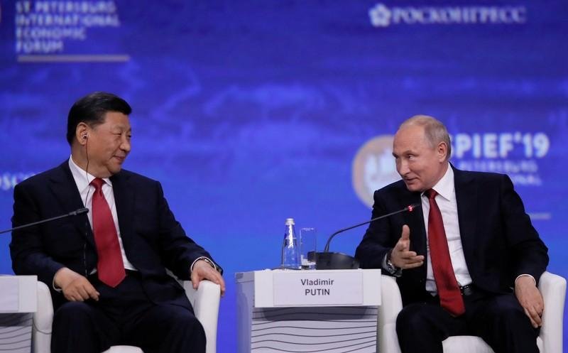 Aniversariante do dia, presidente da China ganha sorvetes de Putin