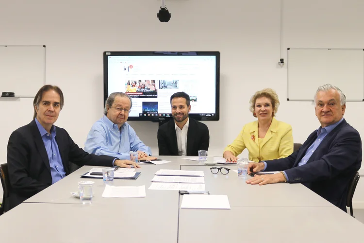 Marcelo Calero, Luiz Roberto Nascimento Silva, Francisco Weffort, de costas, Juca Ferreira e Marta Suplicy (Leonor Calasans/IEA-USP/Divulgação)