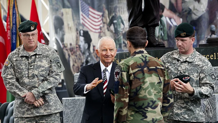 H. Ross Perot: texano bilionário do setor tecnológico, concorreu duas vezes à presidência dos EUA (Wikimedia Commons/Divulgação)