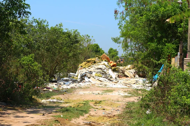 O proprietário ou responsável por um terreno baldio geralmente é obrigado a mantê-lo limpo e, em muitos casos, cercado ou murado, sob pena de sanções administrativas (Conselho Municipal do Meio Ambiente de Duque de Caxias/Divulgação)