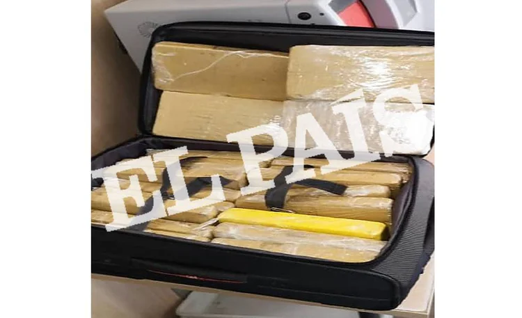 FAB: a foto foi tirada junto ao raio-x que permitiu que os agentes detectassem facilmente o conteúdo da mal (El País/Divulgação)