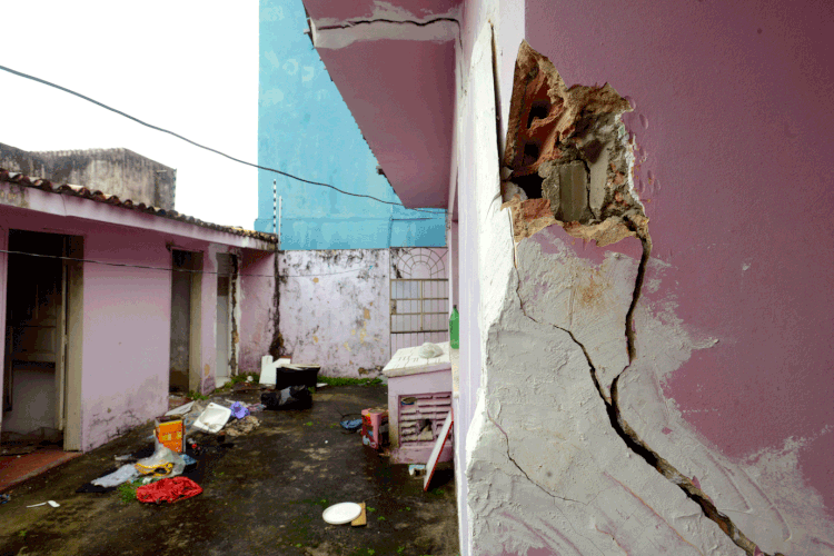 Casa com rachaduras em Maceió: problema de estrutura foi causado por extração de sal-gema feita pela Braskem (Leo Caldas/Exame)