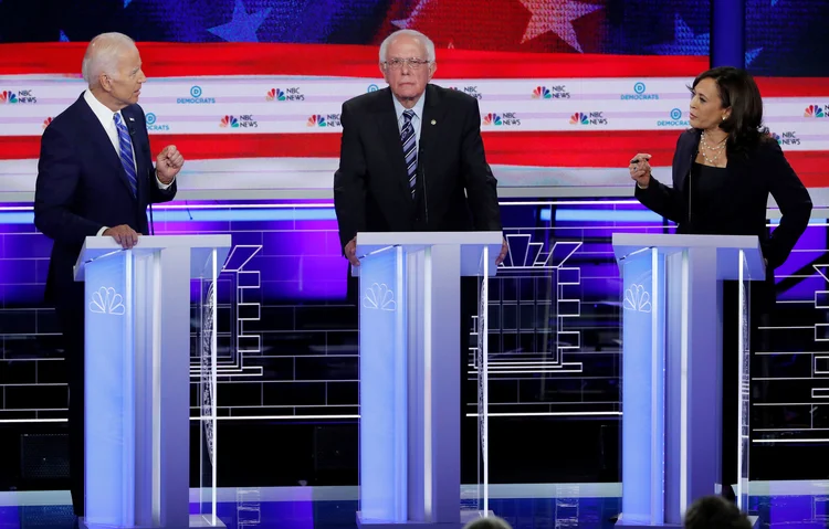Joe Biden, Bernie Sanders e Kamala Harris; pré-candidatos estão com 22%, 14% e 17% das intenções de voto, respectivamente (Mike Segar/Reuters)