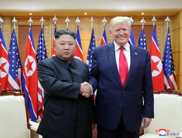 Presidente dos Estados Unidos, Donald Trump, e o líder da Coreia do Norte, Kim Jong-un, durante cúpula.  (KCNA/Reuters)