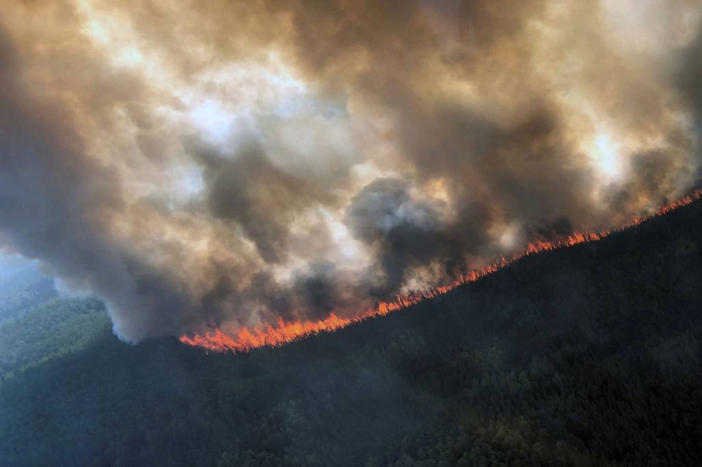 Onda de calor no Alasca provoca incêndios e derrete geleiras