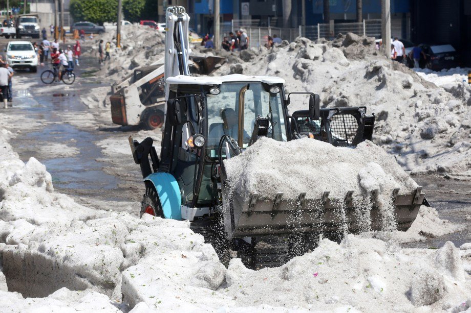 Trator tenta limpar as ruas de Guadalajara após forte tempestade de granizo.