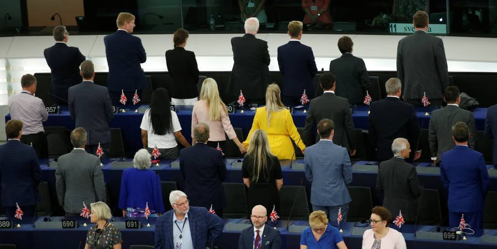Deputados britânicos protestam na sessão inaugural do Parlamento Europeu