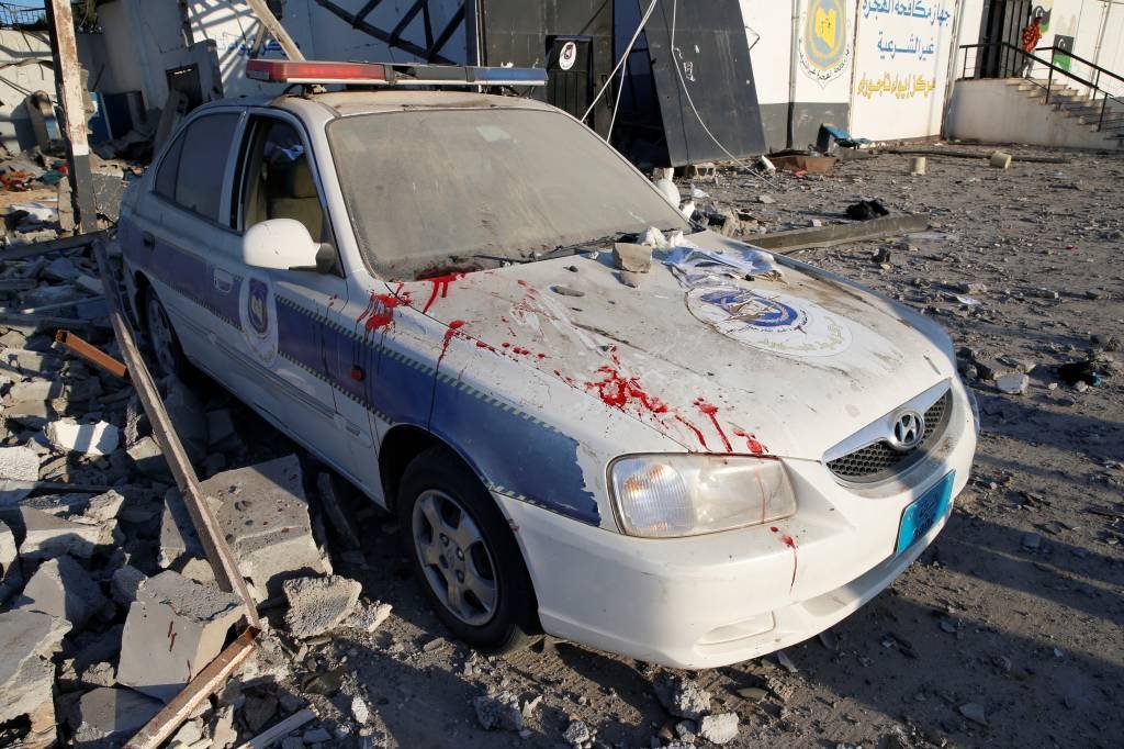 Ataque em centro de imigrantes na Líbia deixa dezenas de mortos e mais de 100 feridos (Ismail Zitouny/Reuters)