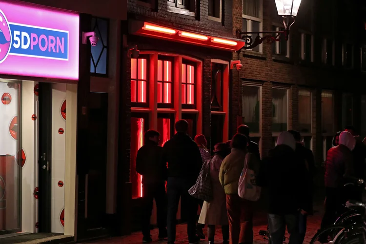Distrito da luz vermelha em Amsterdã: famosa como uma área de prostituição, Amsterdã quer eliminar a exposição das profissionais (Yves Herman/File Photo/Reuters)
