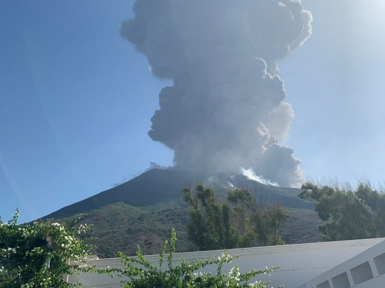 Vulcão entra em erupção em ilha da Itália e um turista morre