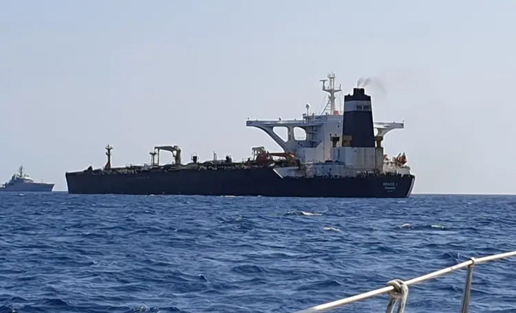 Desde sua liberação por Gibraltar, o petroleiro está navegando pelo Mediterrâneo sem que seja conhecido seu destino. (Stringer/Reuters)