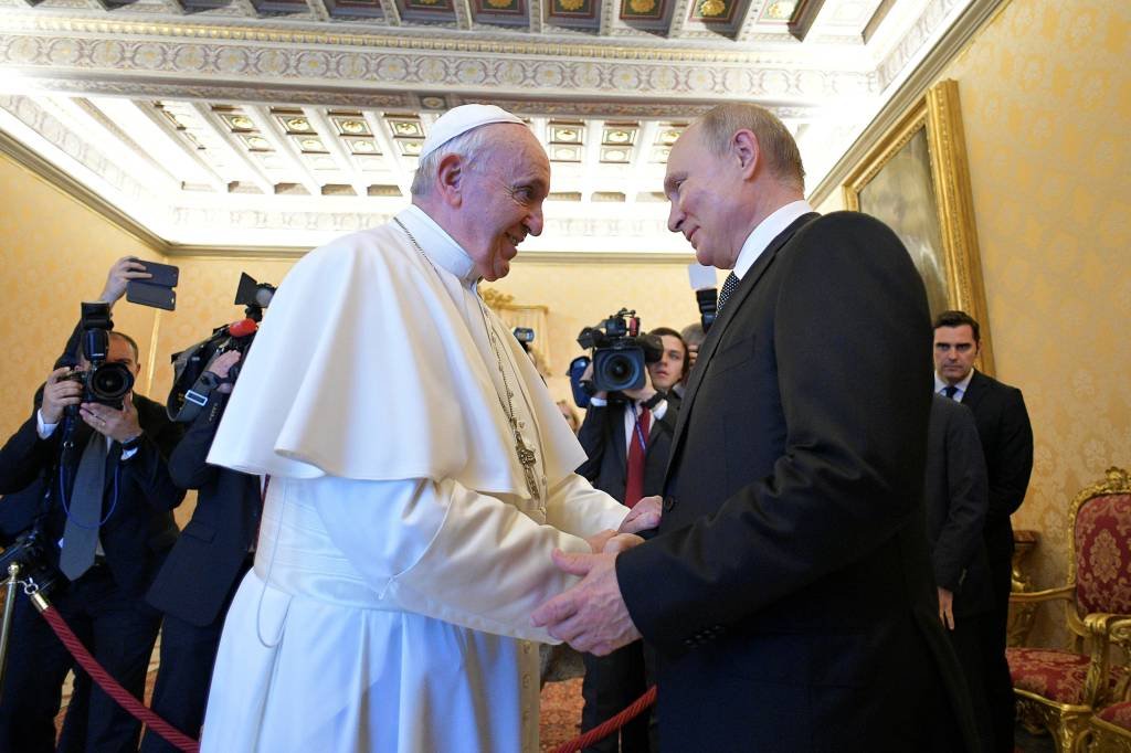 Putin chega atrasado para encontro com papa sobre crise com a Ucrânia