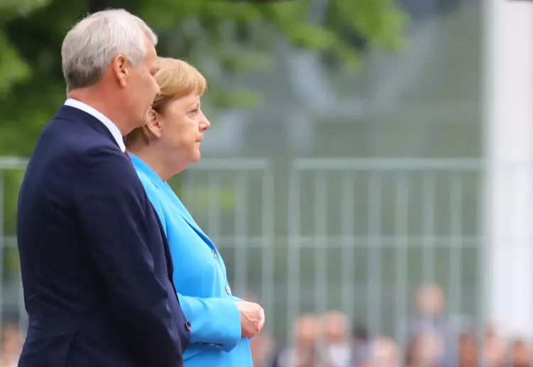 Chanceler alemã, Angela Merkel foi vista tremendo ao receber o primeiro-ministro da Finlândia, Antti Rinne, em Berlim
 (Hannibal Hanschke/Reuters)