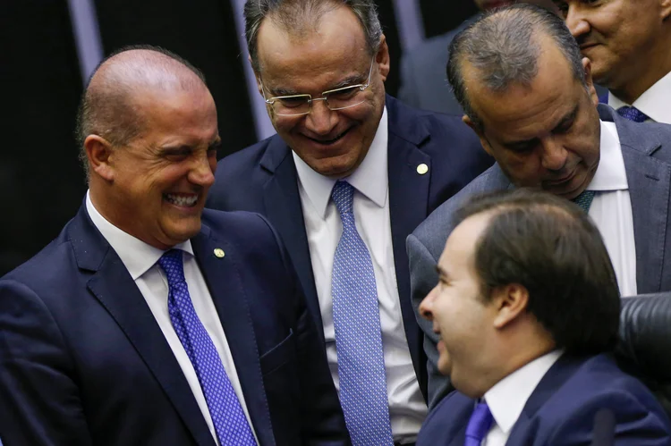 Onyx, da Casa Civil, ao lado de Samuel Moreira, relator da reforma na comissão especial, do secretário Marinho e do presidente da Câmara, Rodrigo Maia. 10 de julho de 2019. (Adriano Machado/Reuters)
