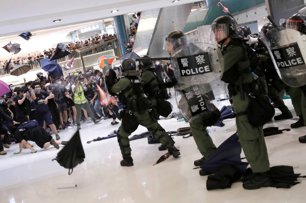 Policiais e manifestantes voltam a se enfrentar em Hong Kong