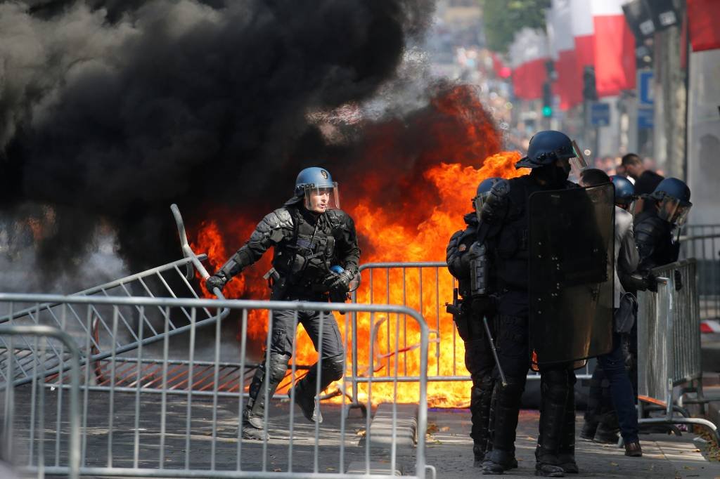 Comemoração do Dia da Bastilha é marcado por protestos em Paris