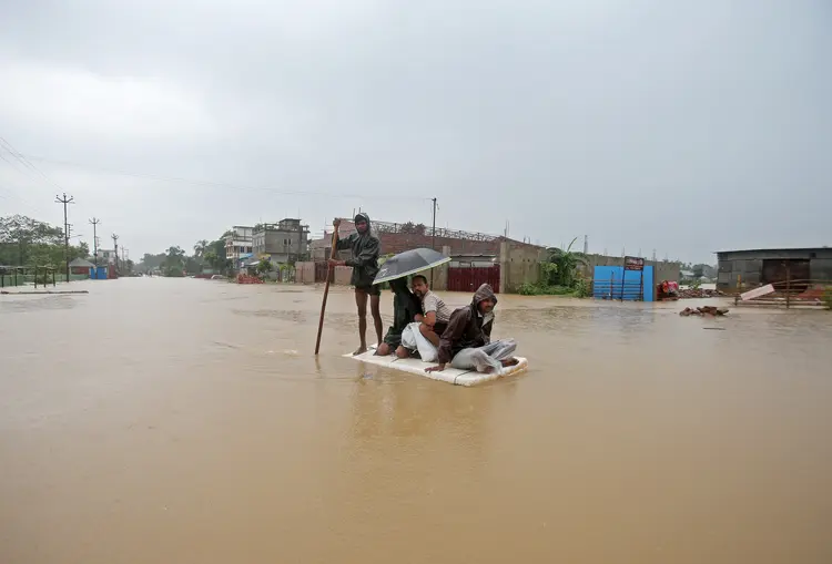 Inundações: em Asam, na Índia, 83 mil pessoas estão desabrigadas (Jayanta Dey/Reuters)