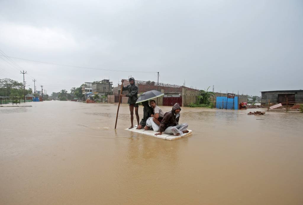 Inundações: em Asam, na Índia, 83 mil pessoas estão desabrigadas (Reuters/Jayanta Dey)