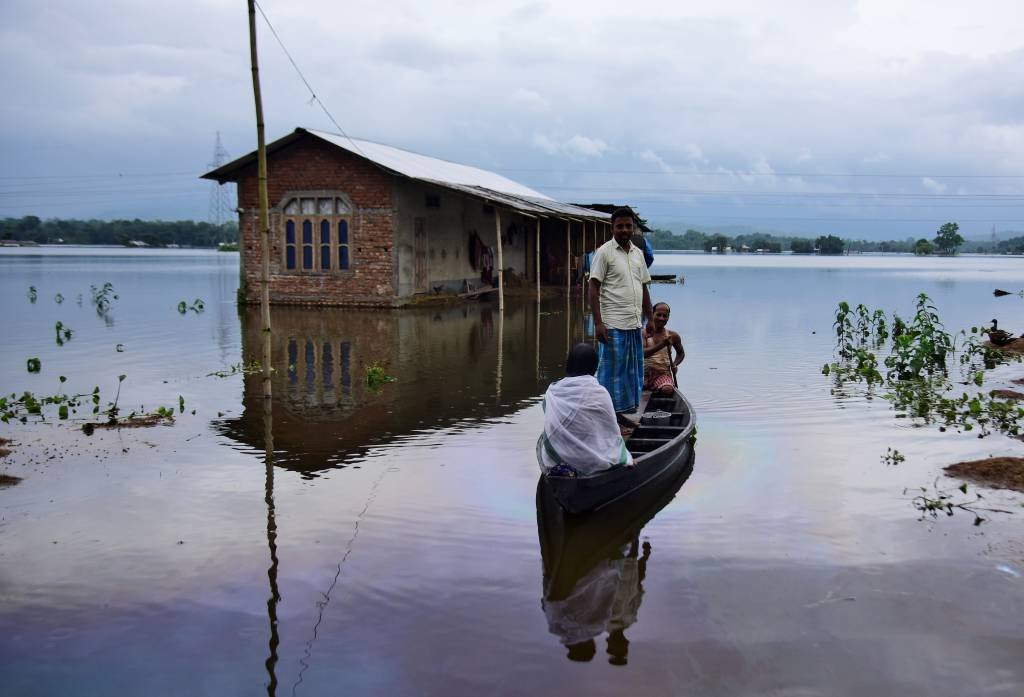 Ásia: só na Índia, quase 100 pessoas morreram em inundações e deslizamentos de terra (Anuwar Hazarika/Reuters)
