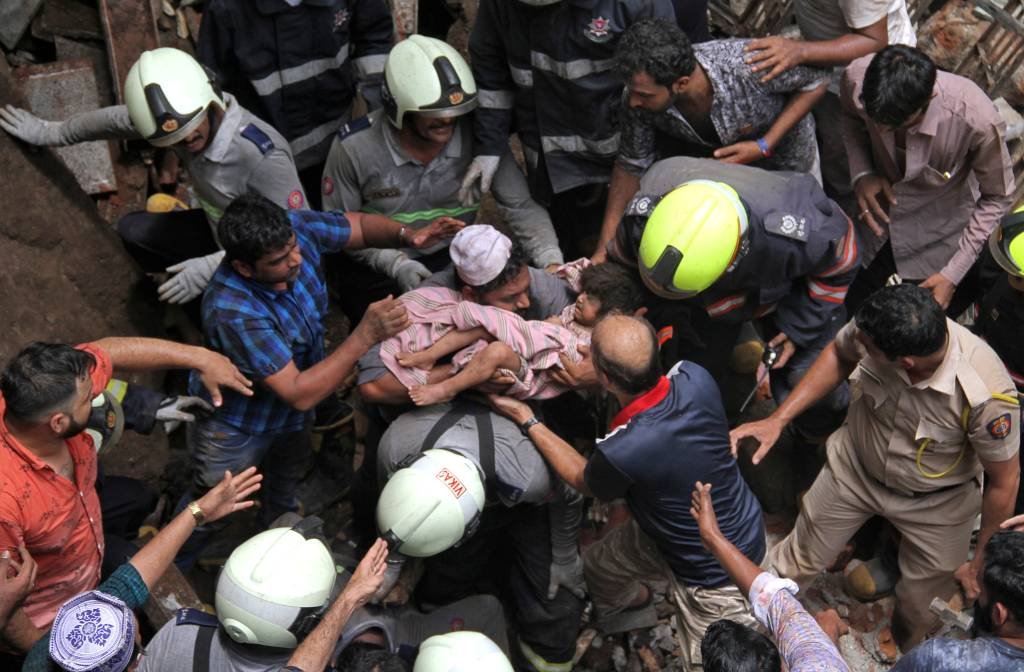 Índia: cerca de 15 famílias moravam no prédio que desabou nesta terça (16) (Stringer/Reuters)