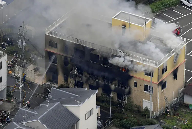 Incêndio: suspeito despejou gasolina em volta de prédio do estúdio de animação (Kyodo/Reuters)