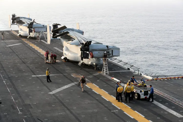 Fuzileiros navais dos EUA no navio militar norte-americano USS Boxer, no Mar da Arábia. (Ahmed Jadallah/Reuters)