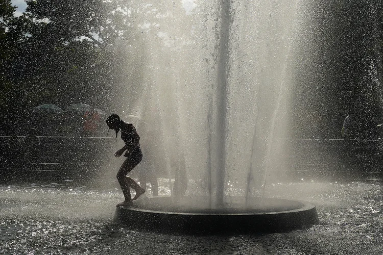 Crianças brincam em fonte de Nova York. (Carlo Allegri/Reuters)