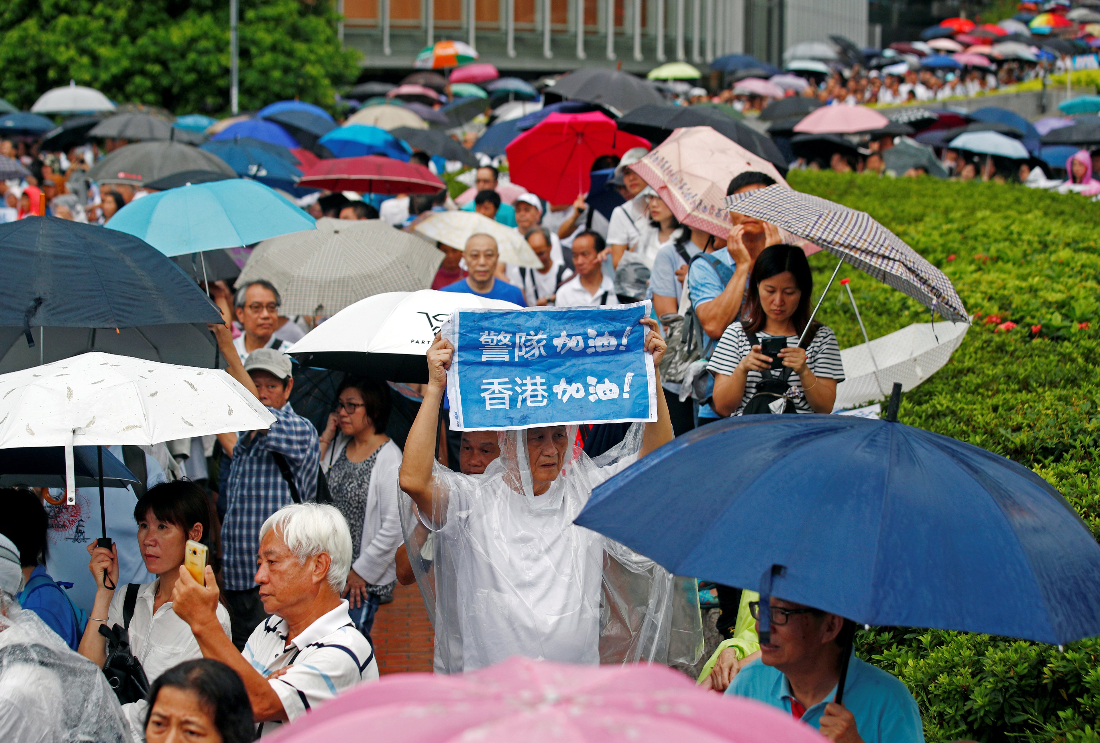 Milhares se manifestam em apoio à polícia e ao governo de Hong Kong