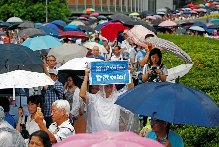 Manifestantes protestam a favor do governo em Hong Kong neste sábado (Edgar Su/Reuters)