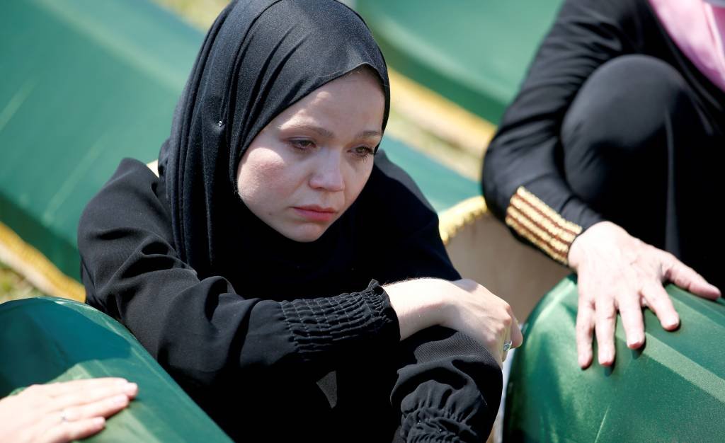 Muçulmana durante o enterro de vítimas em Kamicani, na Bósnia, neste sábado (20). (Reuters/Dado Ruvic)