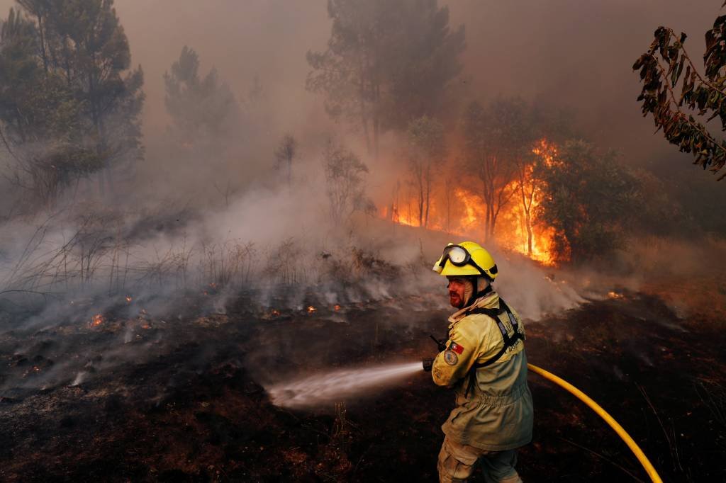 Moradores e bombeiros lutam contra as chamas em região central de Portugal